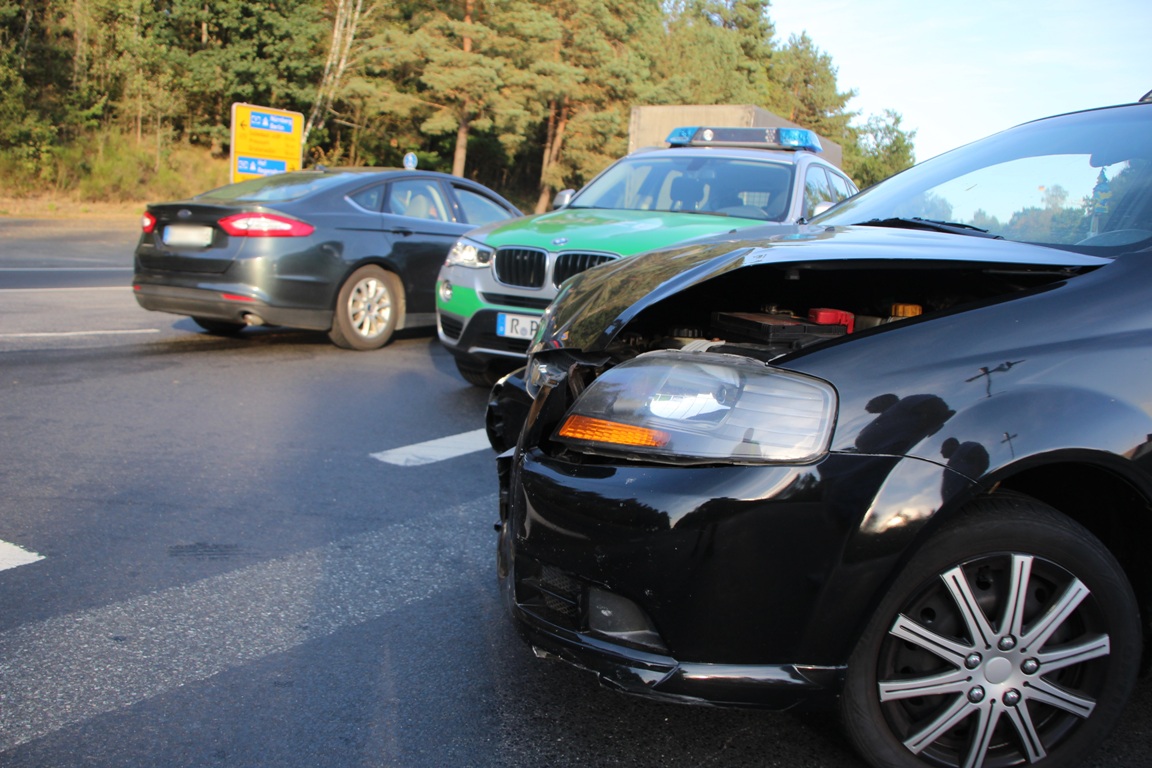 Fahranfängerin kracht in Mercedes