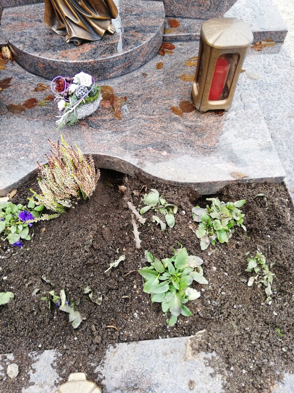 Gräber im Friedhof Neudorf regelmäßig verwüstet