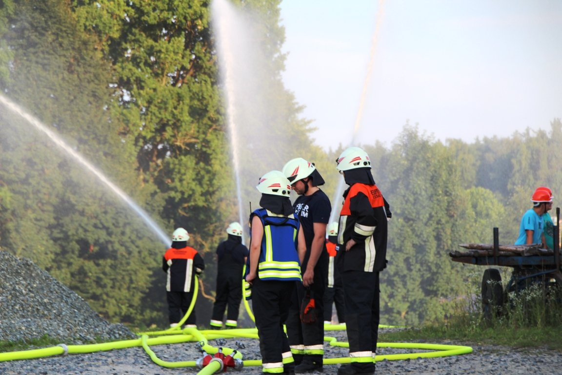 Übung in Runkenreuth: Feuerwehrler arbeiten Hand in Hand
