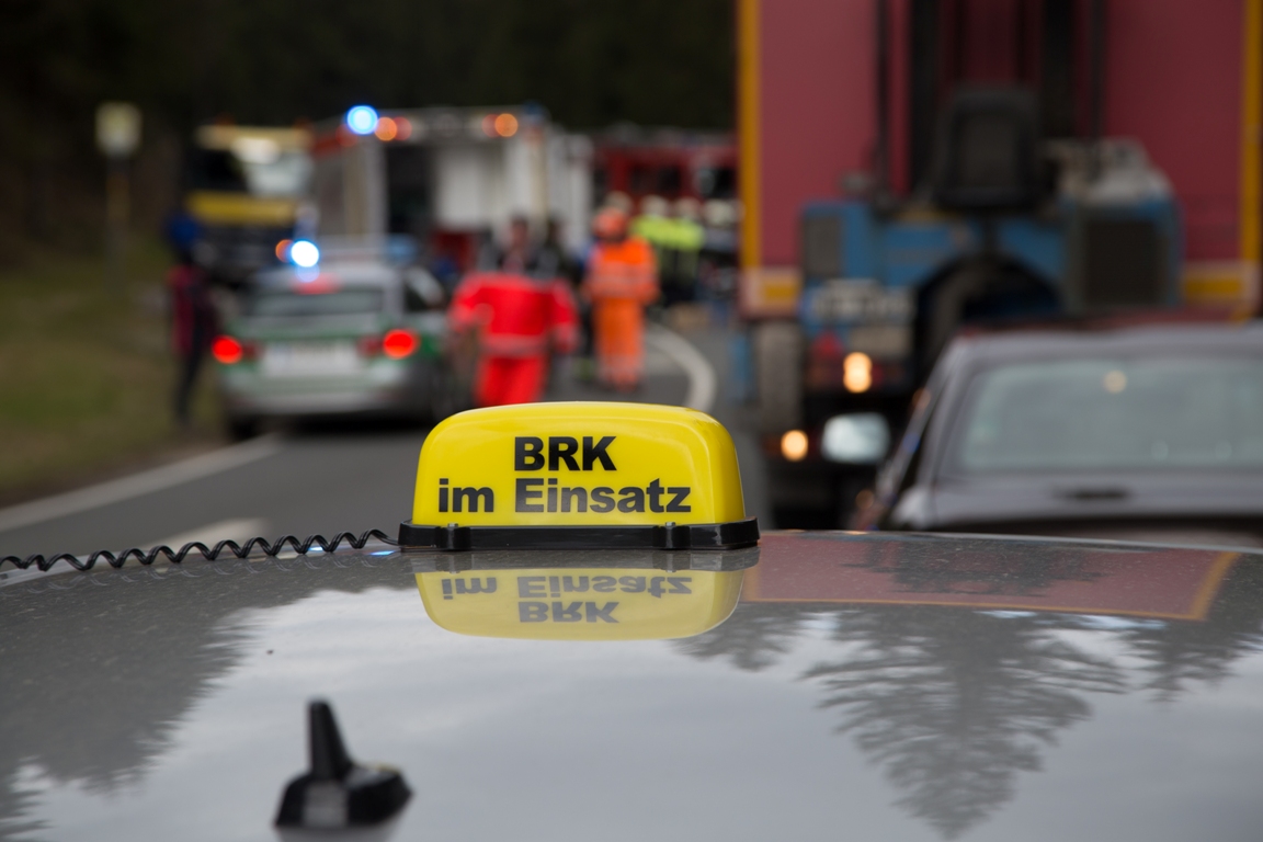 Motorradfahrer (17) und Autofahrerin (20) bei Unfall verletzt