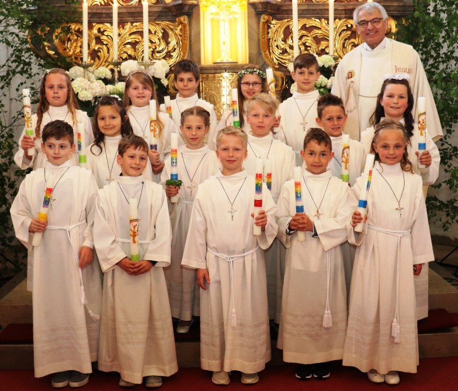 Kommunionkinder schließen den Bund mit Jesus