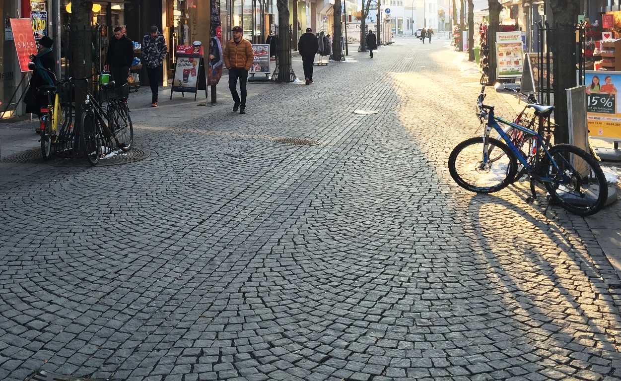 Natursteinpflaster in der Innenstadt wird verfugt