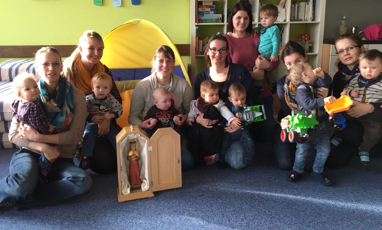 Marienstatue: Frauentragen auch bei den Eltern-Kind-Gruppen in Neustadt