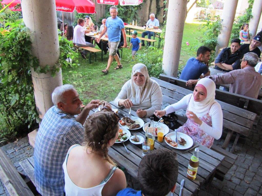 Zu arabischen Gitarrenklängen gemeinsam gegrillt und getanzt