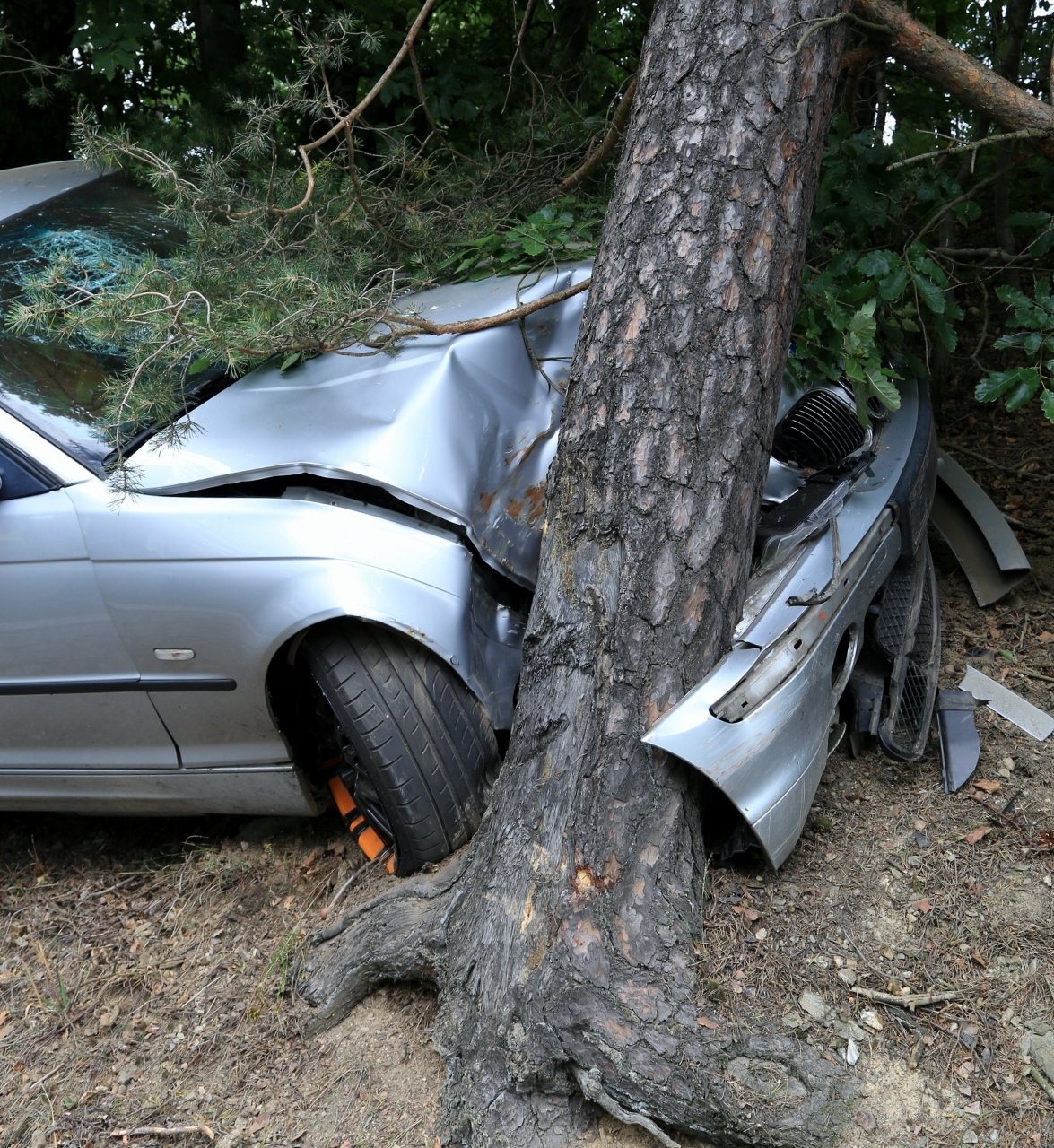 Mit BMW betrunken gegen Baum