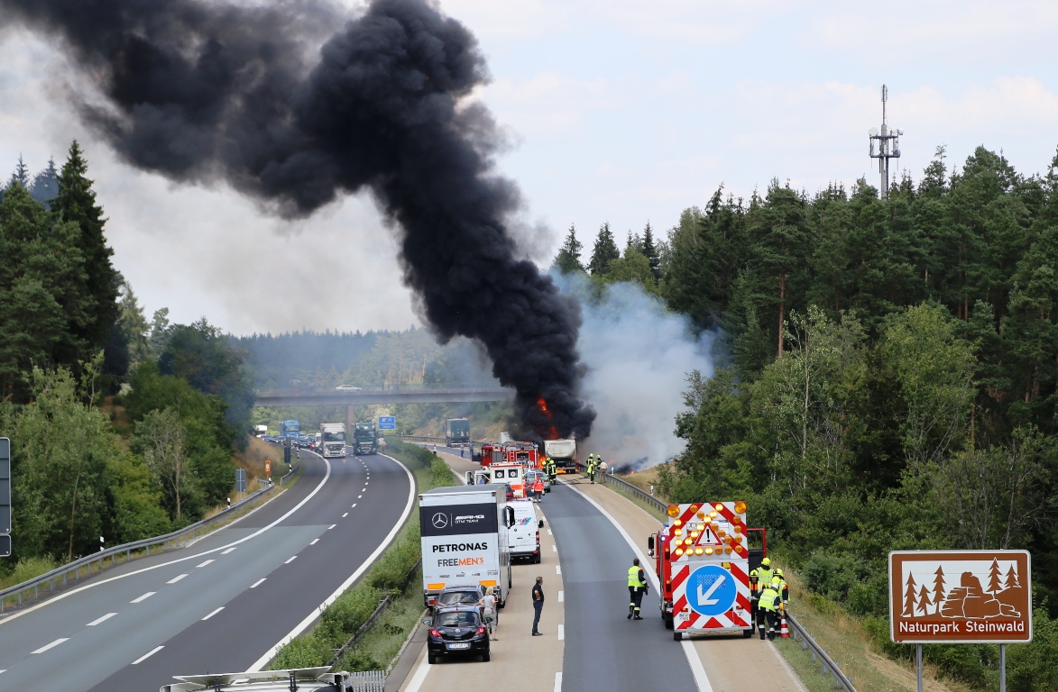 LKW-Brand legt Reiseverkehr lahm