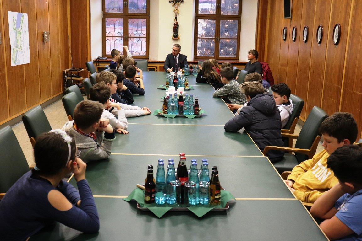 Internet für Klassenräume: 4c zu Besuch im Rathaus