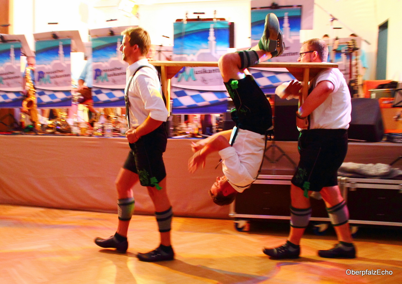 Oktoberfestbier und moderne Schuhplattlerer