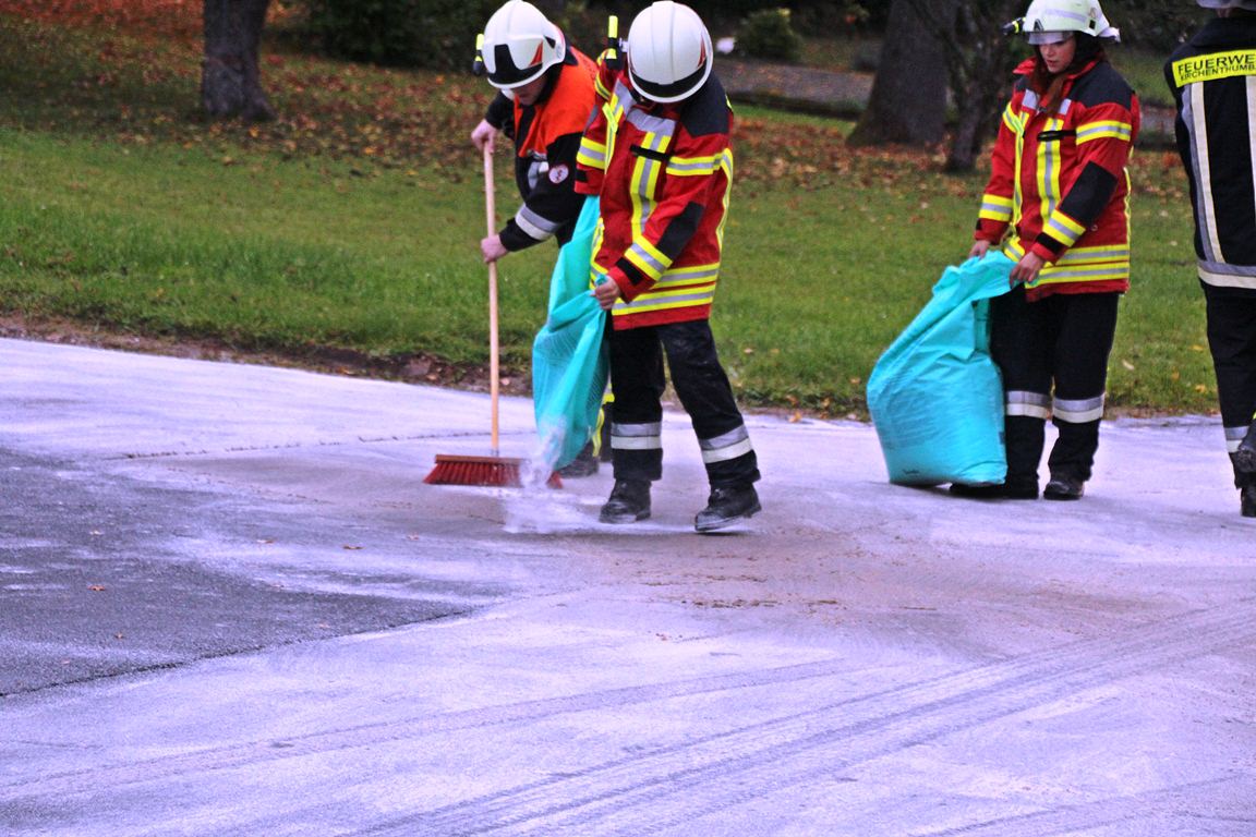Ölspur sorgt für gefährliche Straßenverhältnisse