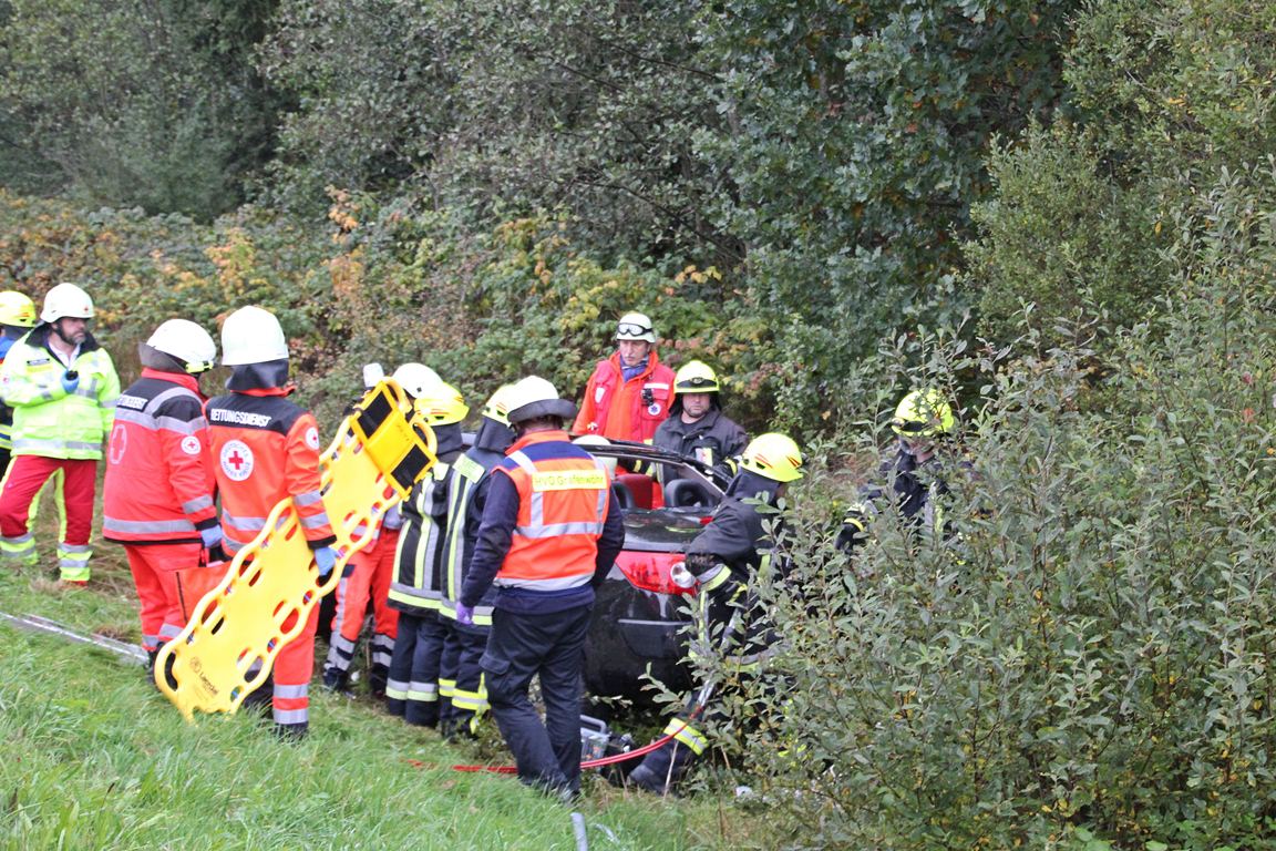 Schwerer Unfall bei Kaltenbrunn: Renault-Fahrer schwer verletzt