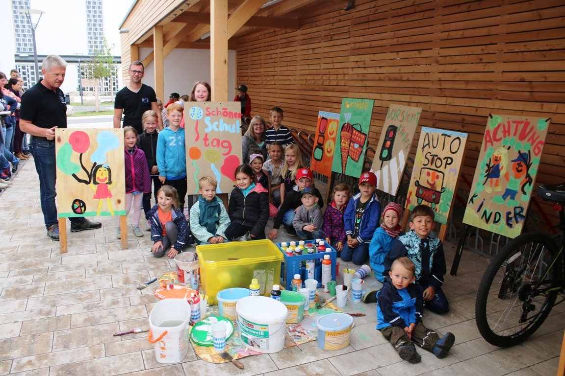 Kinder malen für die Sicherheit der Schulkinder