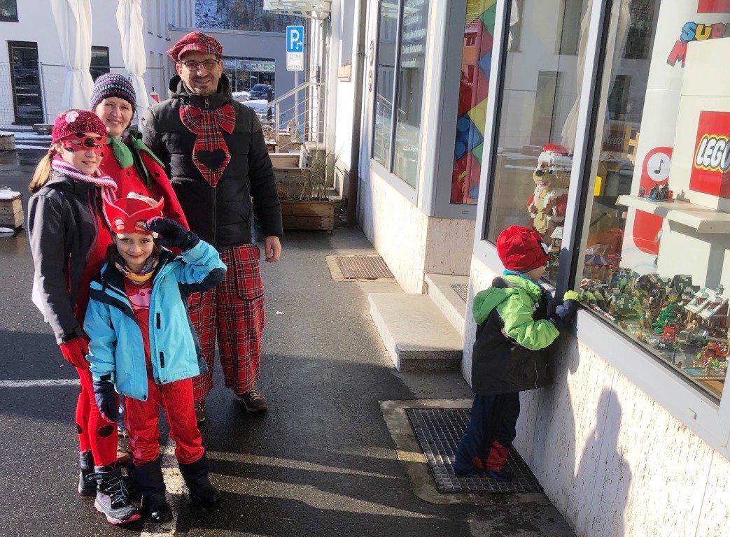 Maskierte sind in der Stadt unterwegs