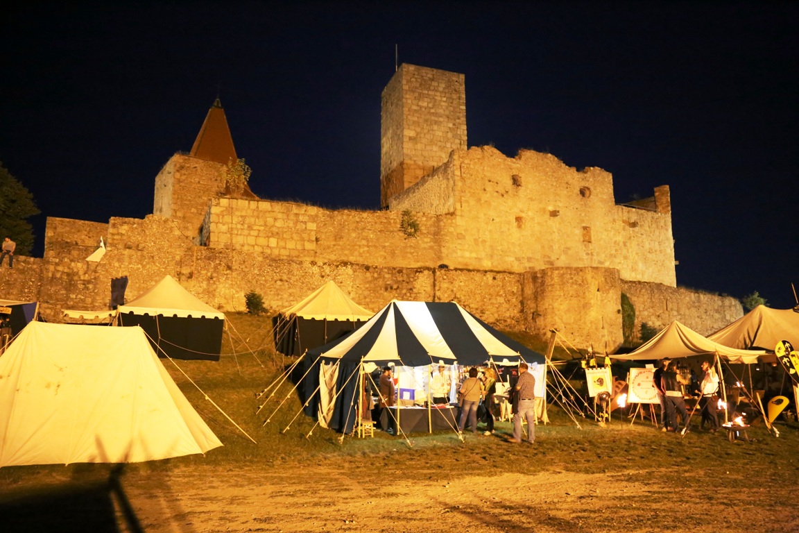 Feiern vor historischer Kulisse