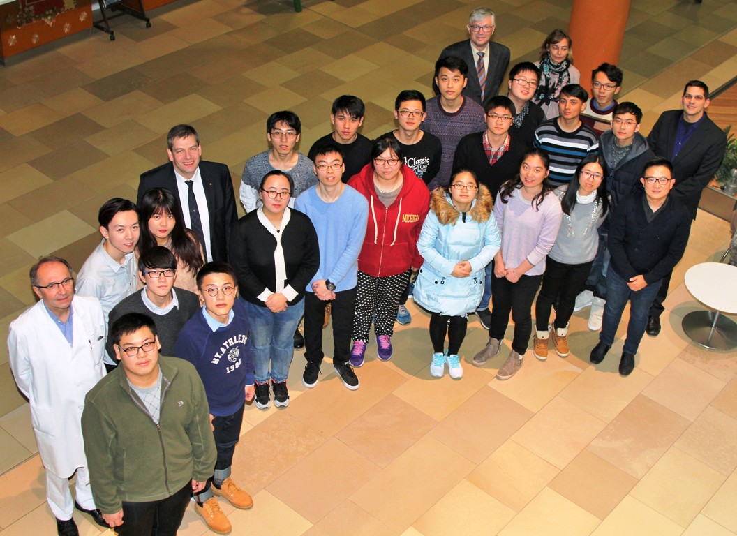 20 Studenten aus Shanghai am Klinikum Weiden zu Gast