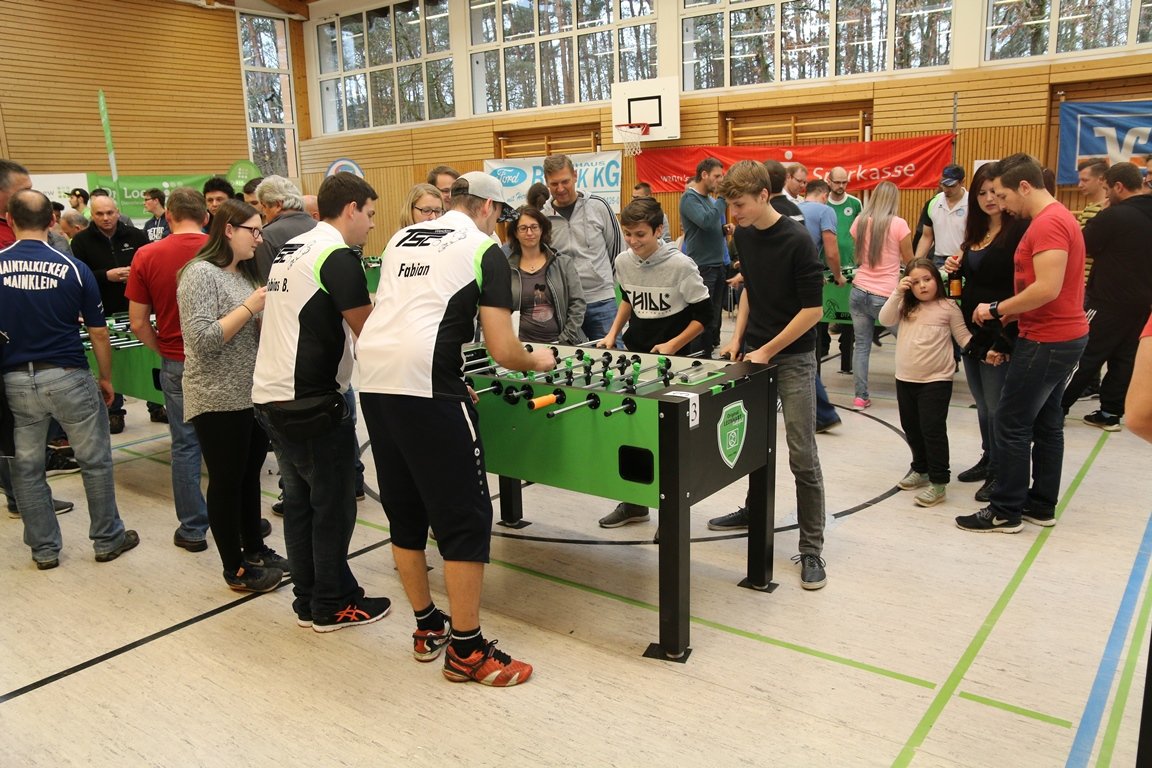 Spannende Spiele zwischen 118 Teilnehmern bei Kickerturnier
