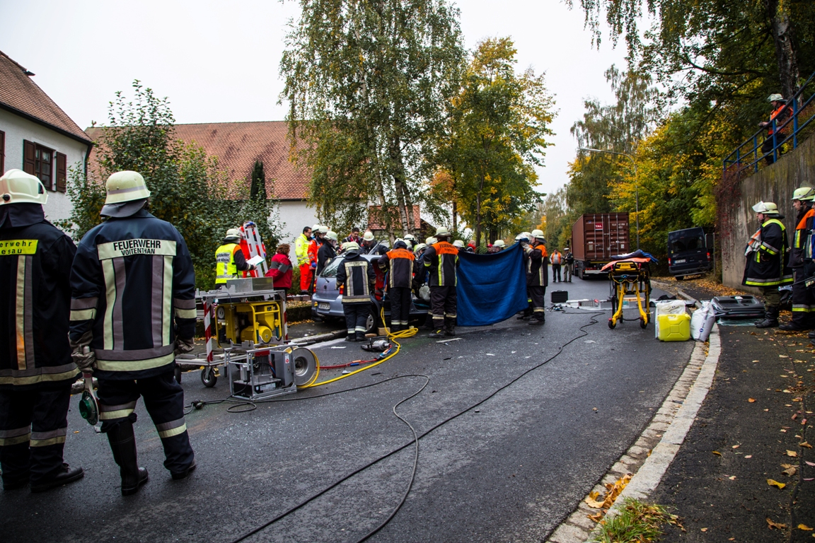 Schwerer Unfall: Frau eingeklemmt