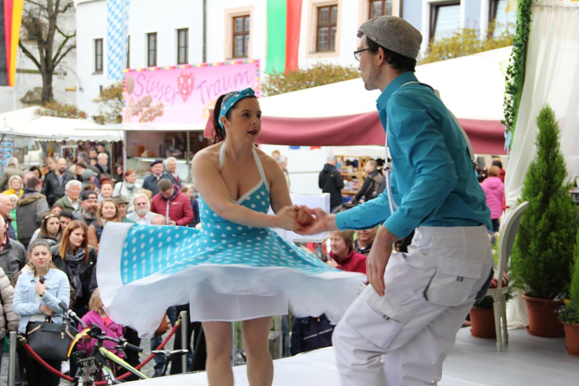 Tanzen, staunen, stöbern: Verkaufsoffener Sonntag am Jubilatemarkt