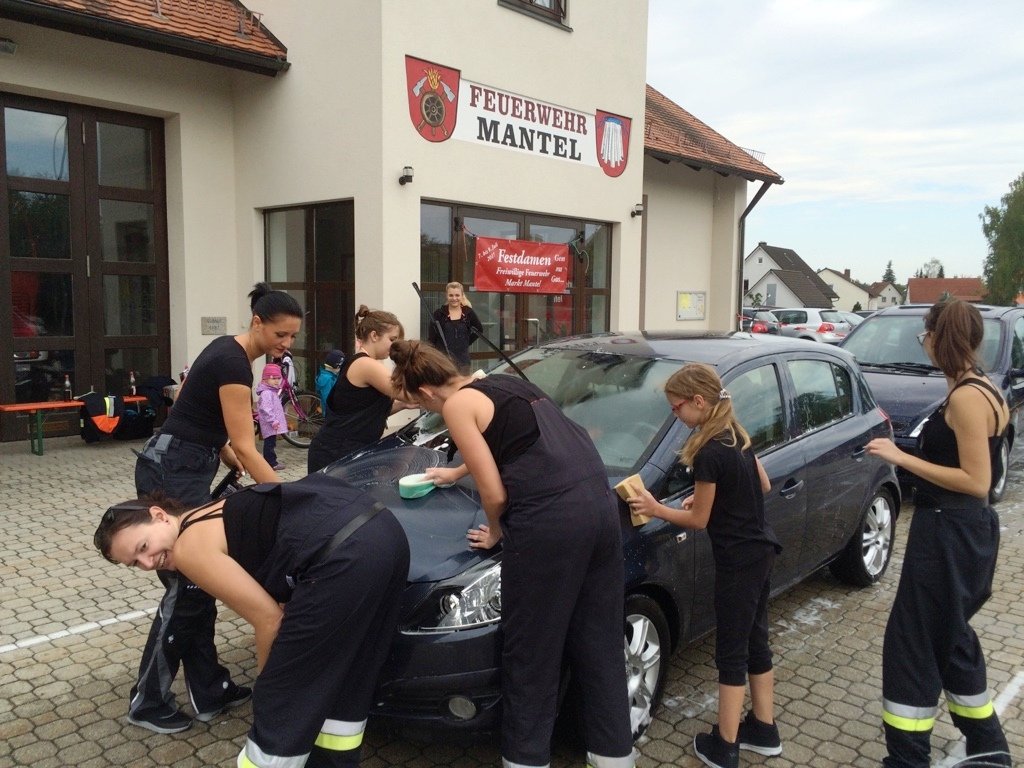 Manteler Festdamen machen sich dreckig – für neue Kleider