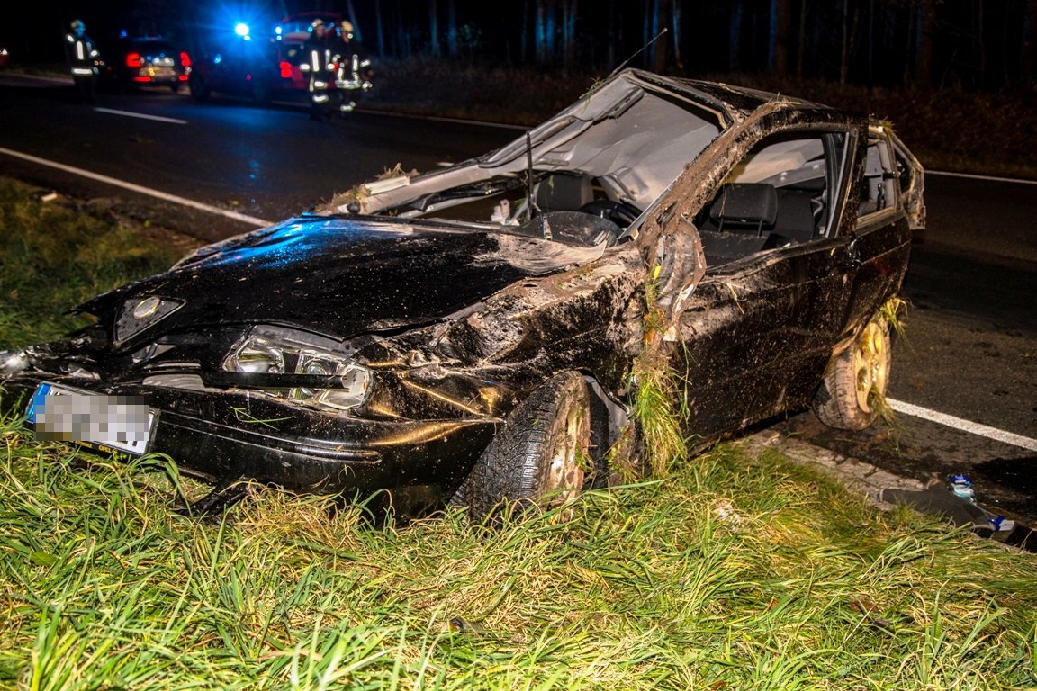 Junge Frau überschlägt sich mit PKW auf der B 22