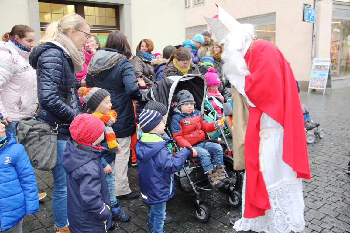 Strahlende Kinderaugen beim Adventskalender-Fenster