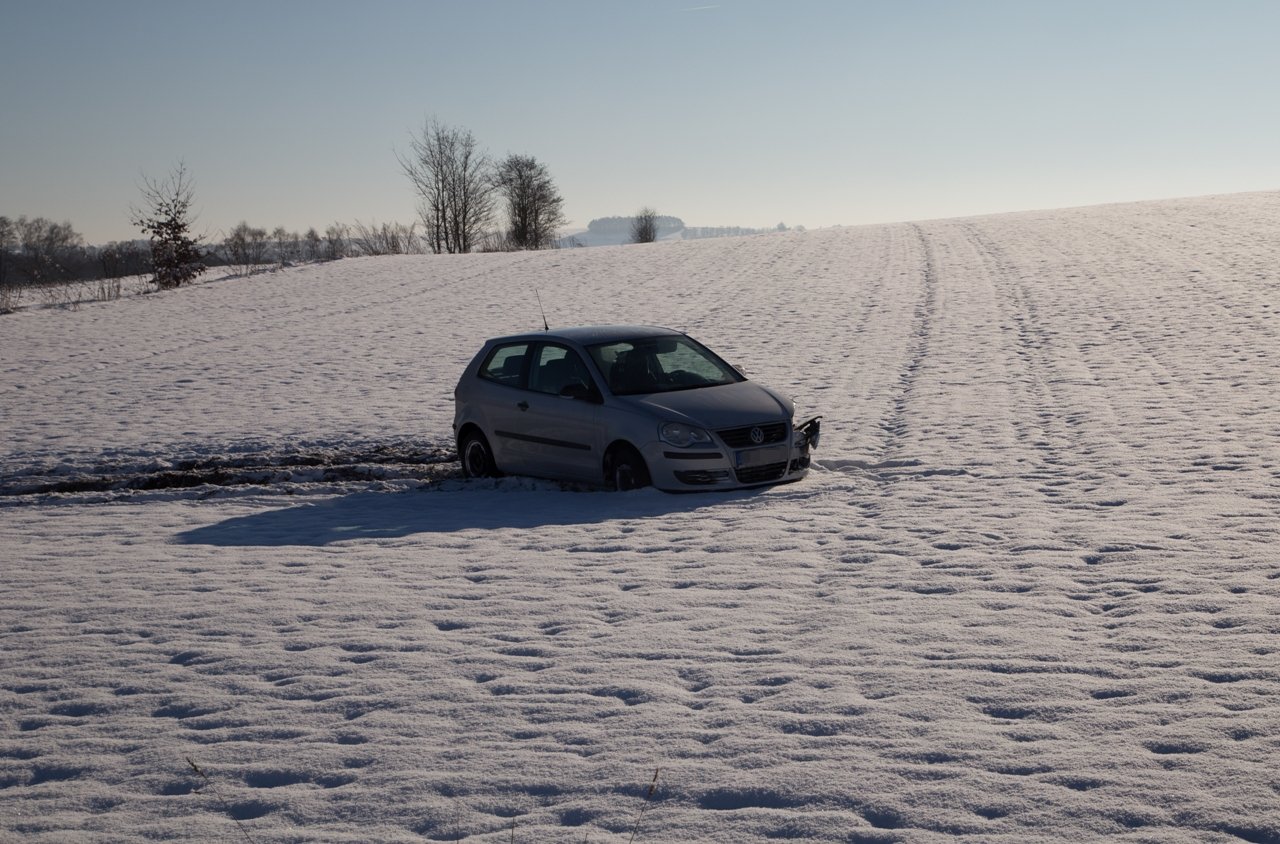 Auto landet im Feld