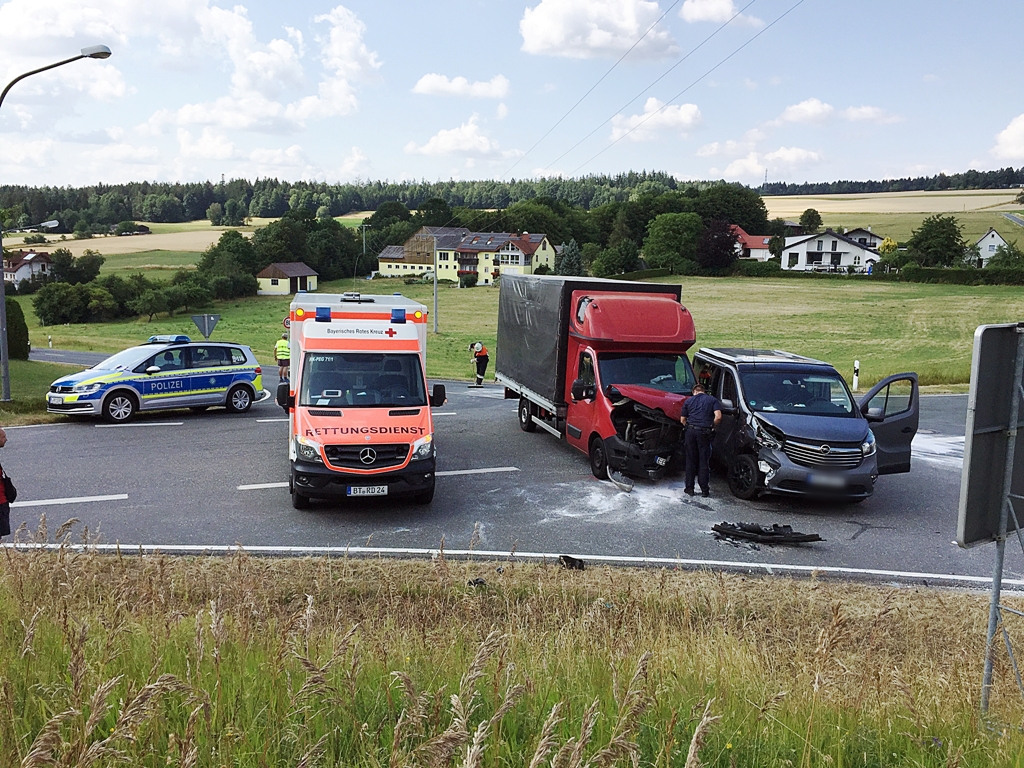 Unfall an berüchtigter Kreuzung: 30.000 Euro Schaden