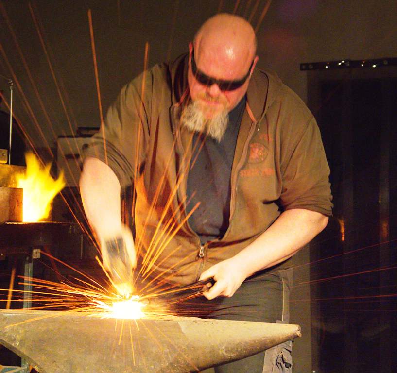Naabtaler-Messerschmiede: Arbeiten mit Feuer und Stahl