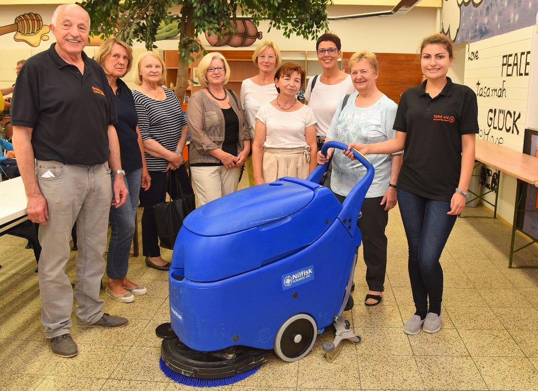 Inner Wheel Club spendet Reinigungsmaschine für Weidener Tafel