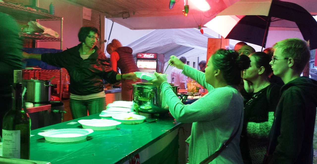 Pizza, Pasta und gute Gesellschaft: Italienische Nacht unter Schirmen