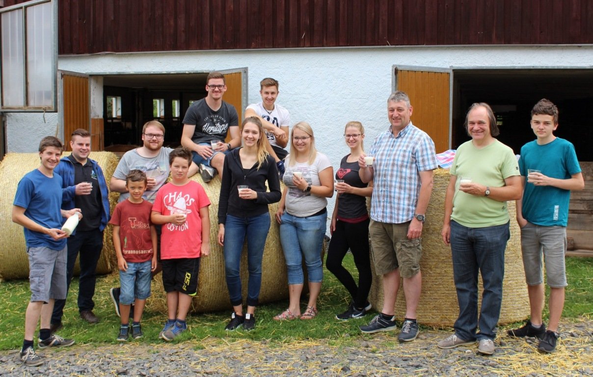 Milchzapfstelle, Technik und glückliche Kühe: JU Waldsassen bei Familie Richtmann