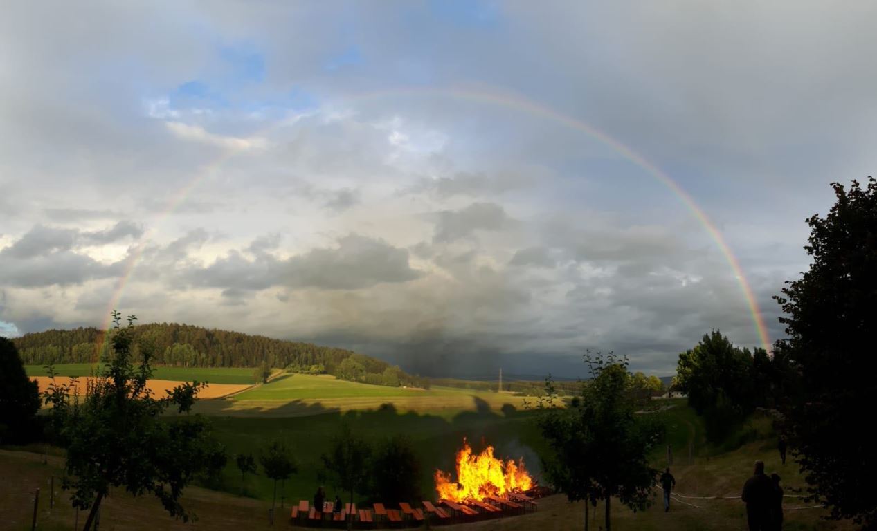Burkhardsriether entzünden Johannisfeuer am Berg