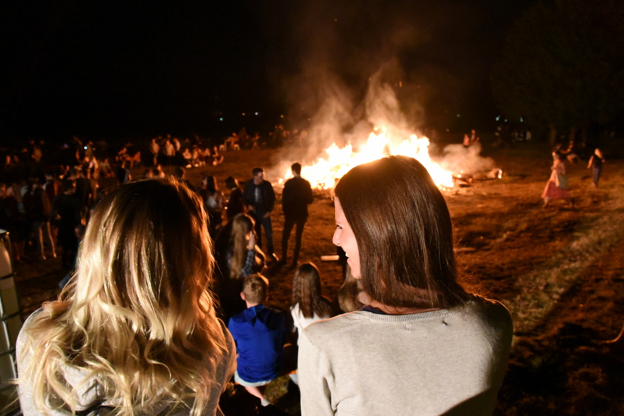 Tornado Potatoes im warmen Feuerschein