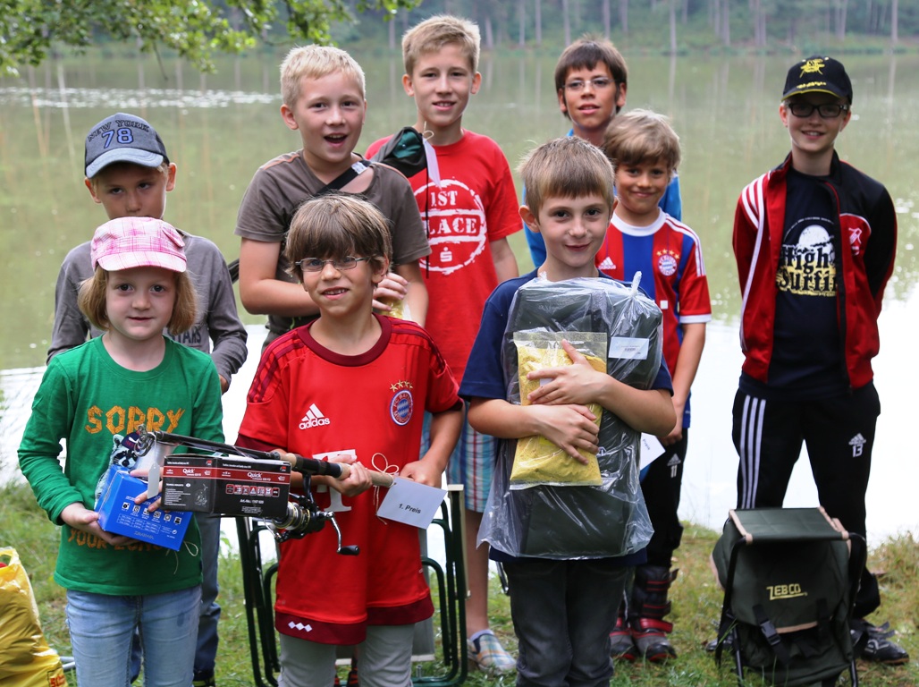 Kinder angeln beim Jugendfischen