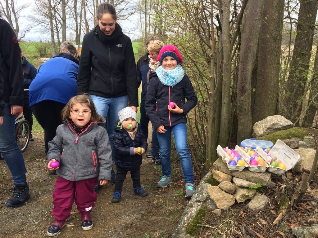 Straußeneier zu Ostern: Jugendwerk auf Eiersuche