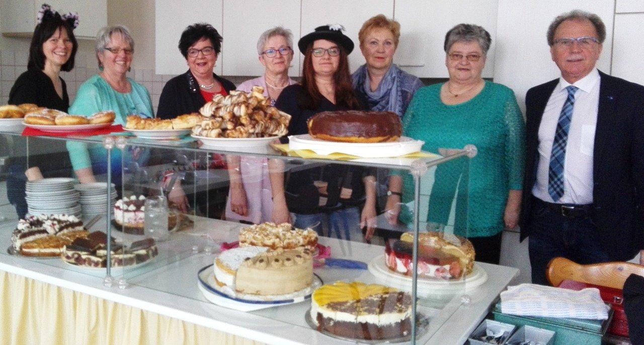 Kaffee, Kuchen, Kostüme und gute Gesellschaft