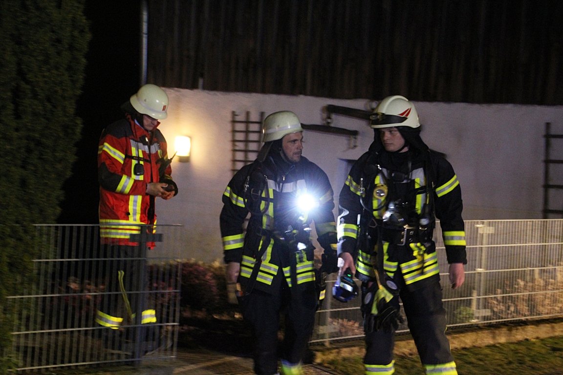 Mit Krawatte und Hemd zum Feuerwehr-Einsatz