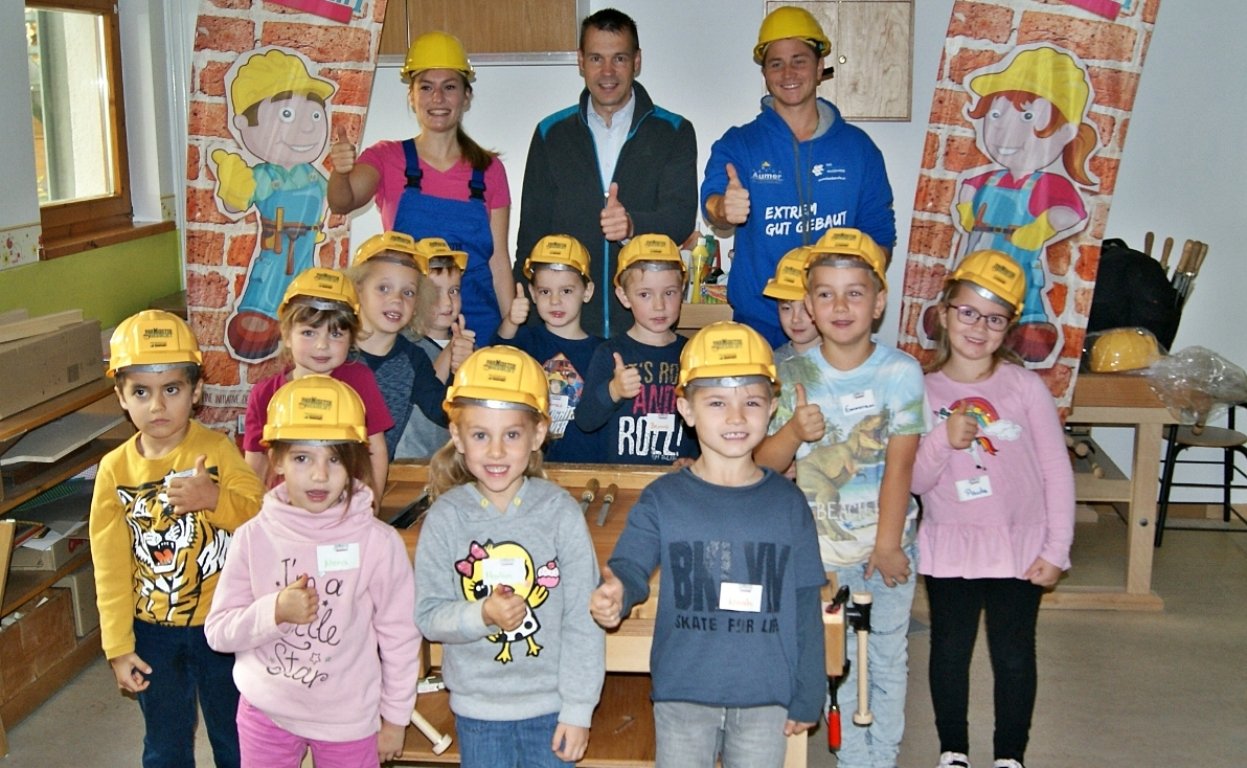 Nachwuchs-Baumeister stellen Kinderhaus Kopf