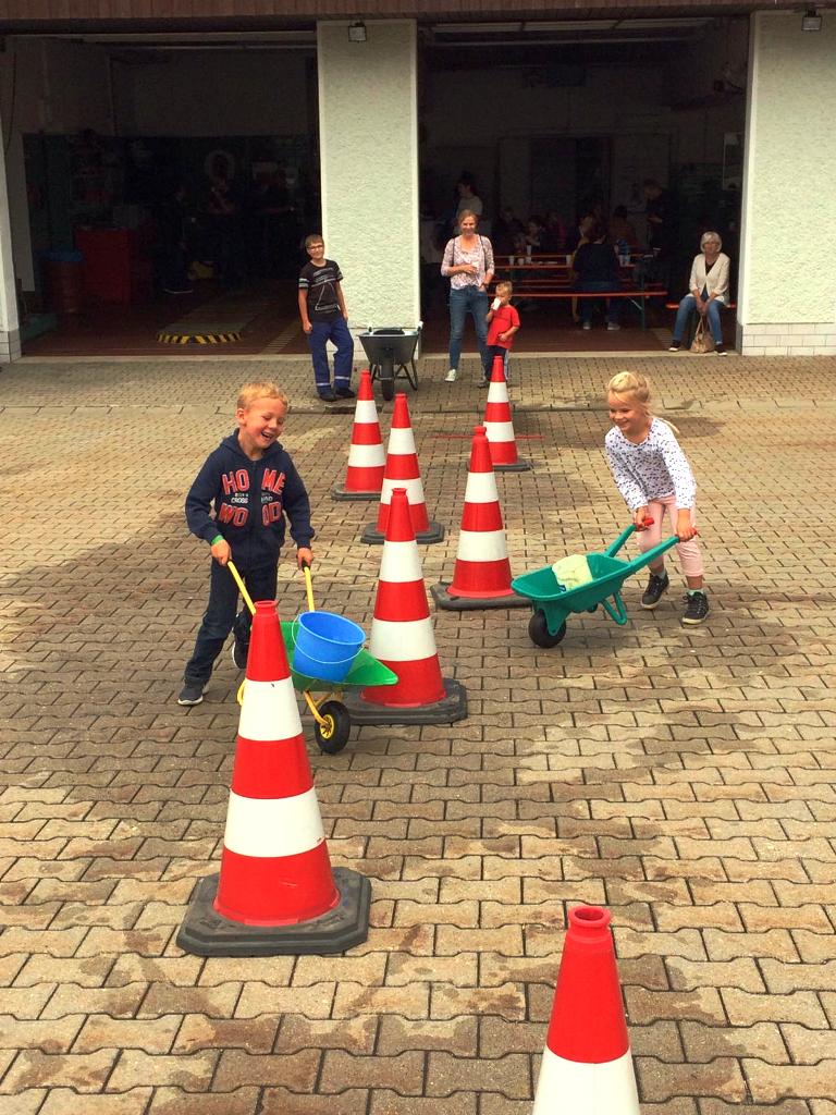 Kinder spielen Feuerwehr
