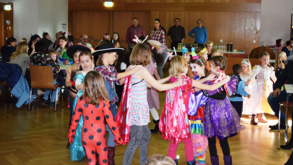 Feen, Superheldinnen und Clowns: Kinderfasching in Parkstein