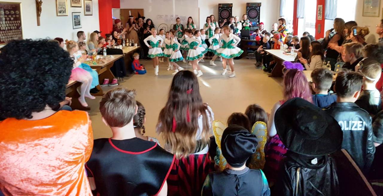 Nachwuchsmaschkerer mit Spiel und Spaß beim Kinderfasching