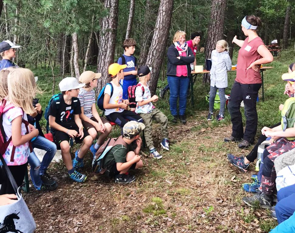 Kinder entdecken den Wald für sich