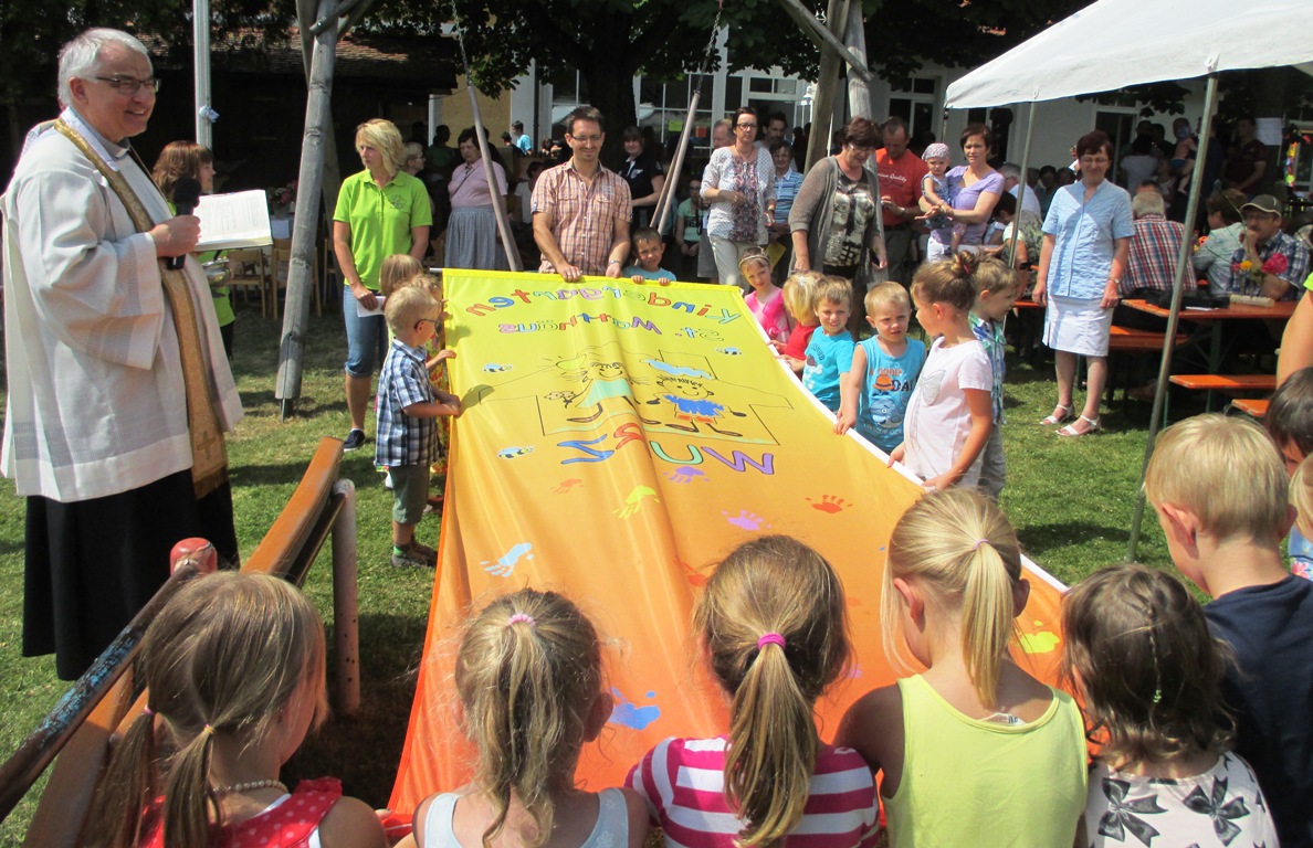 Sackhüpfen, Dosenwerfen, Medaille gestalten: Kindergartenfest in Wurz
