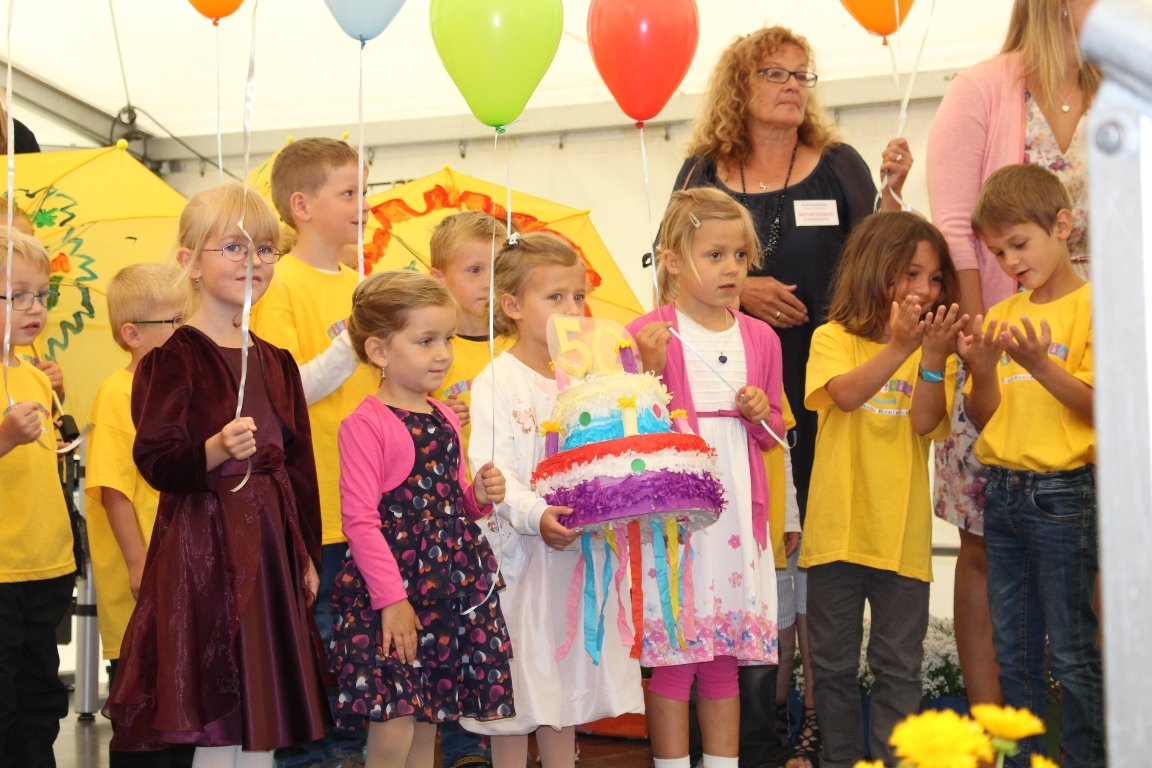 Kunterbunte Geburtstagsfeier: Kleine und große Gäste feiern 50 spannende Jahre