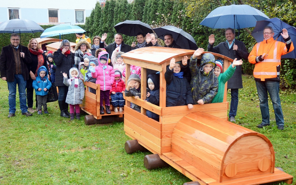 Kinder vom neuen Holz-Zug auf Spielplatz „Am Rehbach“ begeistert