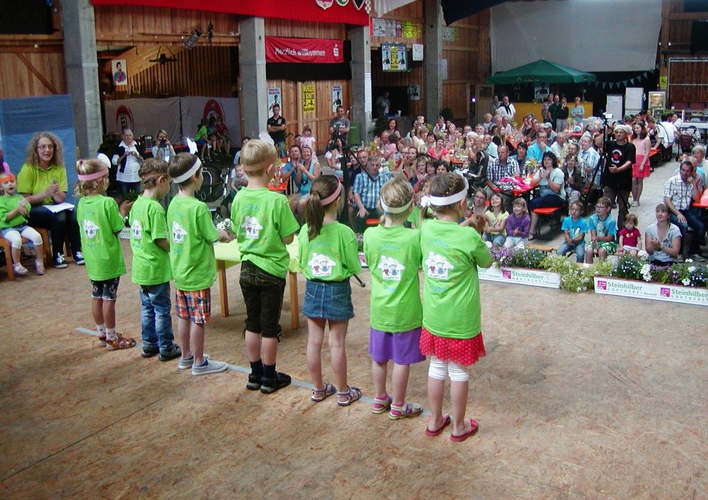 Wilde Tiere, bayerischer Tanz und kleine Indianer beim Kindergartenfest