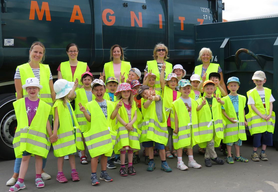 Schlaue Füchse auf Erkundungstour: Wohin kommt der Müll?