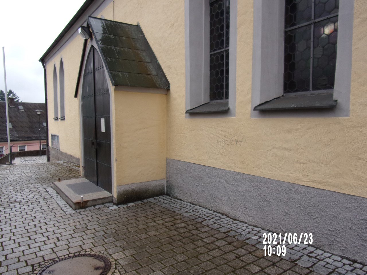 Außenmauer der Kirche beschmiert