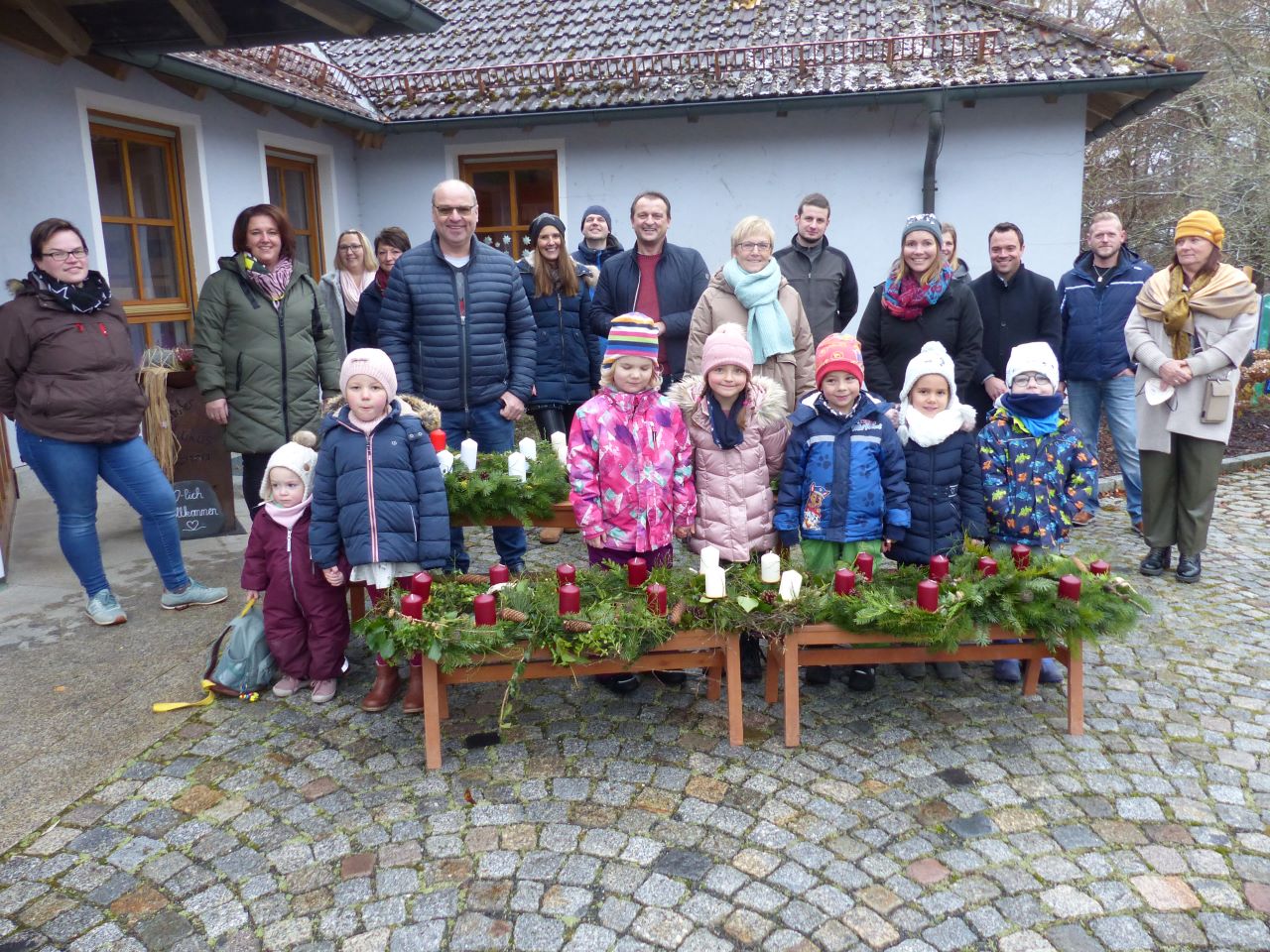 Spenden bringen Adventskränze zum Leuchten