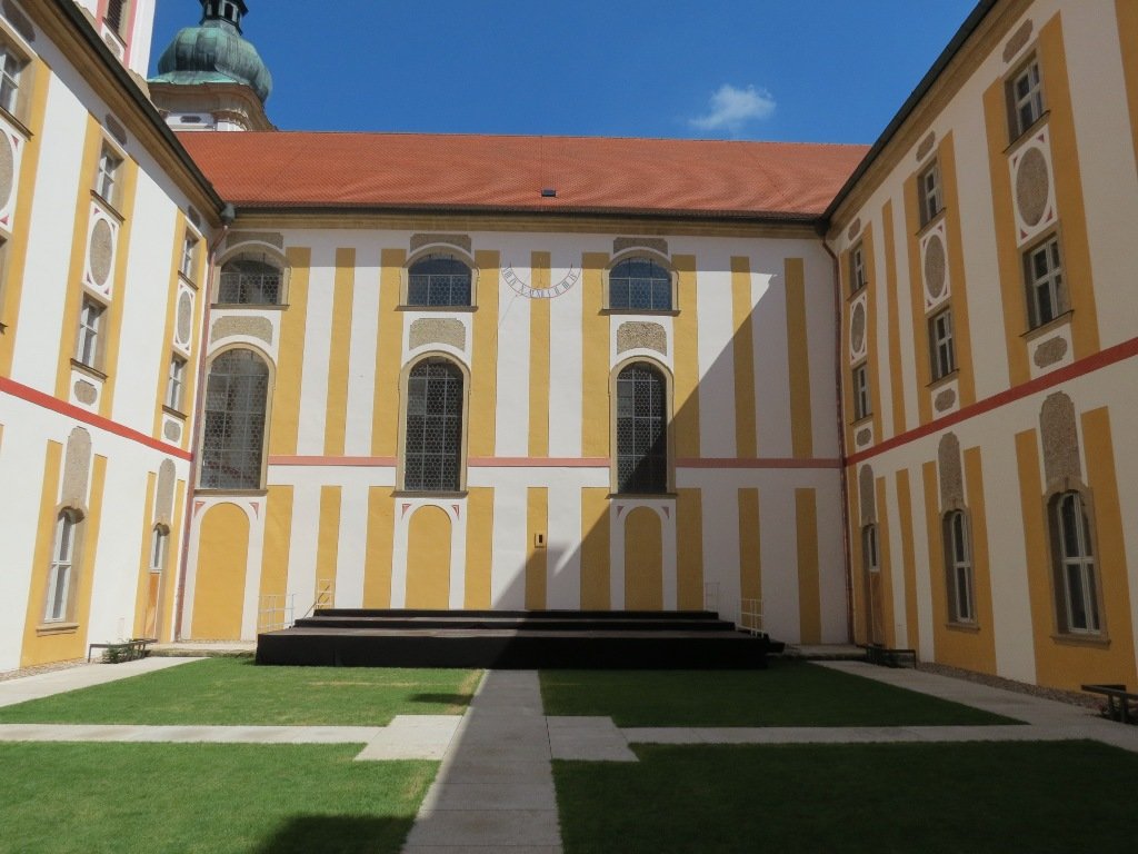 Unter freiem Himmel: Meditativer Tanz in Speinshart