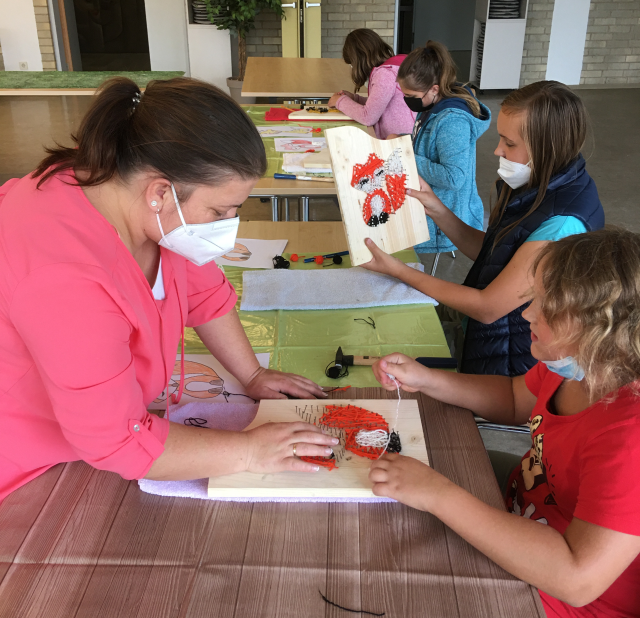 Bilder aus Nägeln und Wolle – Kreativität bei Kindern gefragt